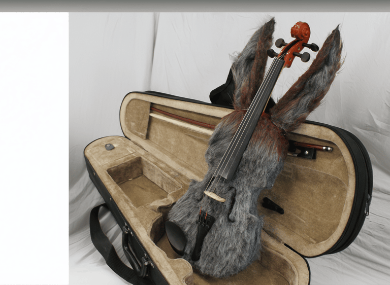 Trabajo modificando un violín. Obra referencial al "Carnaval de los animales"·