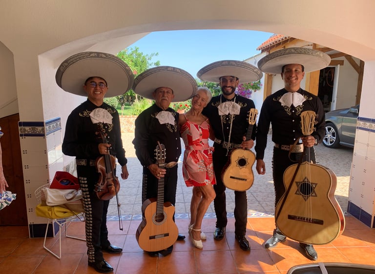 Mariachi profesional en Madrid preparándose para actuación