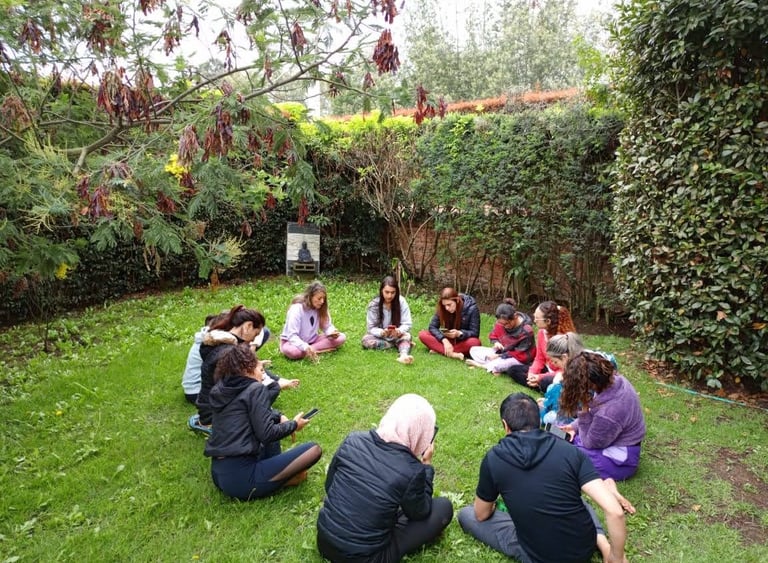 personas reunidas conectados a la naturaleza recibiendo clase