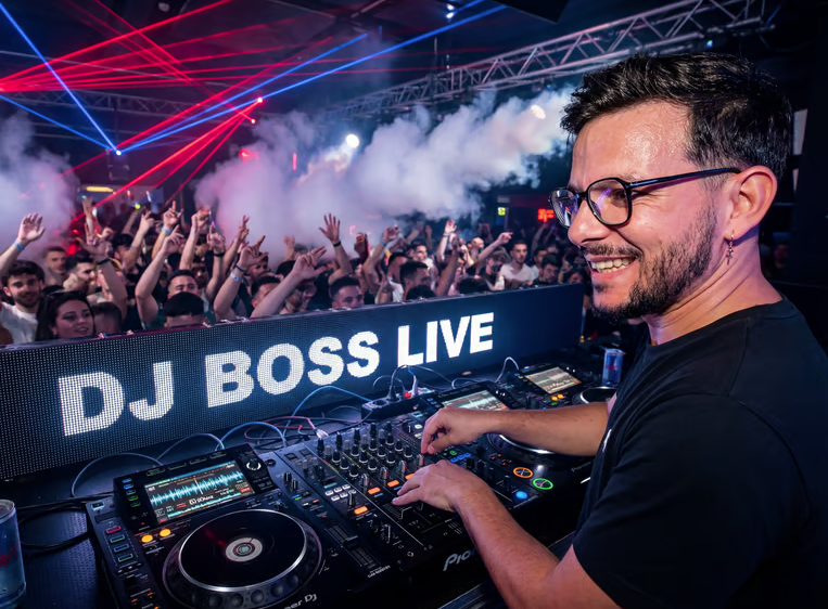 DJ BOSS en prestation live - Festivals et Clubs Europe - Ambiance soirée Suisse