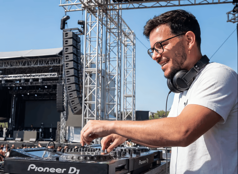 DJ BOSS en prestation live - Festivals et Clubs Europe - Ambiance soirée Suisse