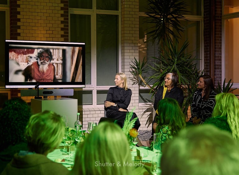 Alison Page und Margo Neale sehen sich in der australischen Botschaft ein Video an.