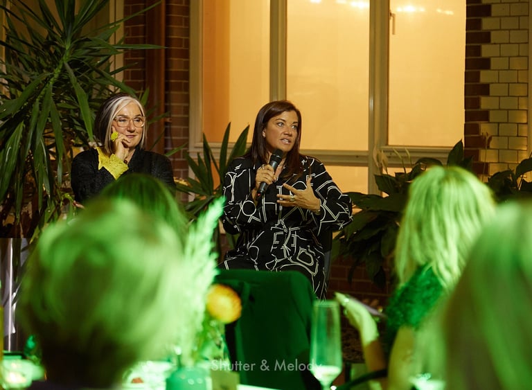 Alison Page spricht zu den Gästen bei einer Dinner-Veranstaltung.