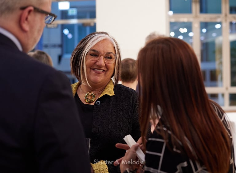 Margo Neale im Gespräch mit Gästen bei einer Veranstaltung.