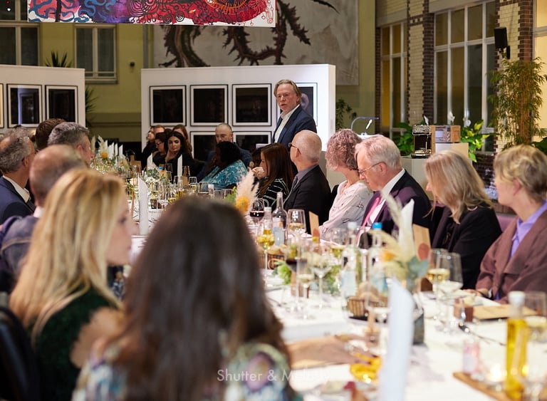 Philip Green spricht zu den Gästen einer Dinner-Veranstaltung.