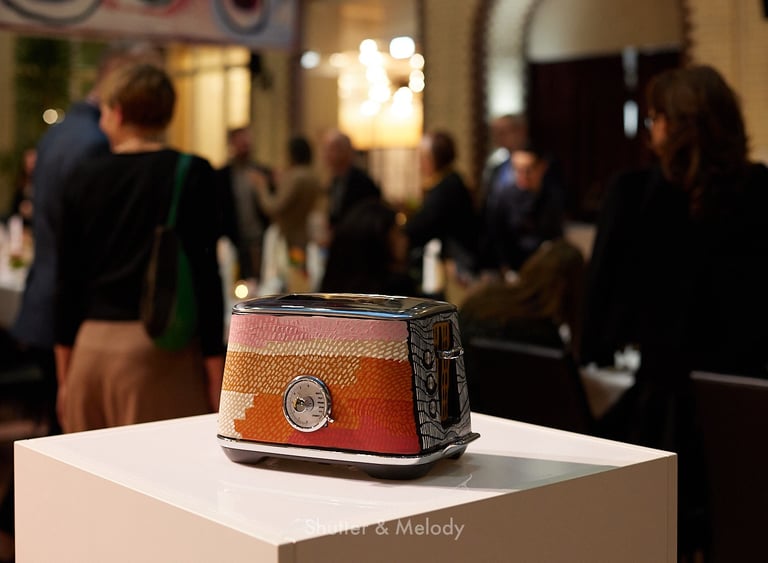 Ein mit Aborigine-Kunst verzierter Breville-Toaster ist ausgestellt.