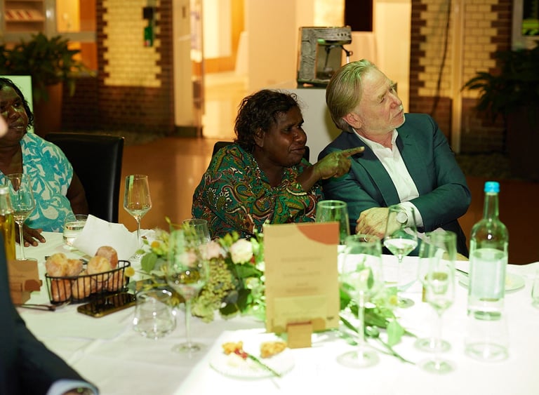 Yalti Napangati im Gespräch mit dem australischen Botschafter Philip Green.