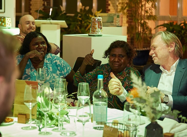 Yalti und Yukultji Napangati mit Botschafter Philip Green während einer Abendveranstaltung.