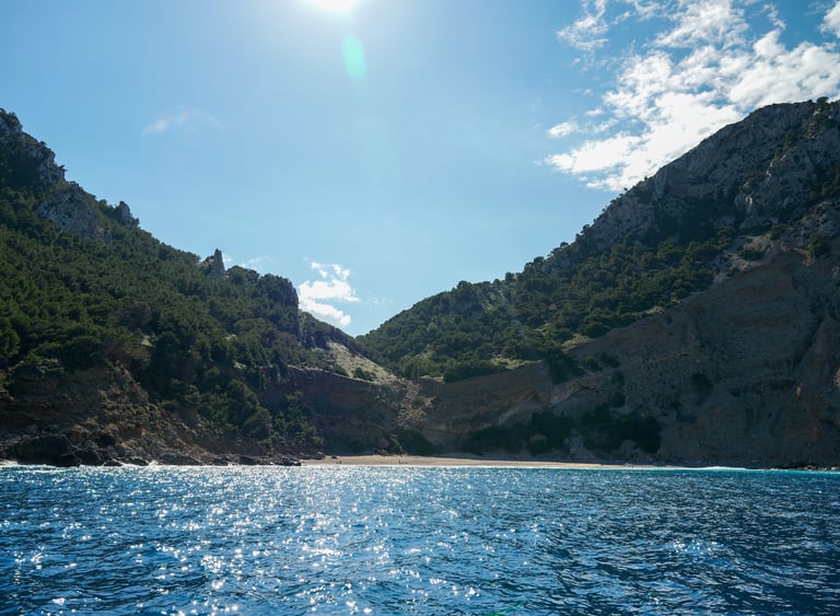 Versteckte Bucht bei Coll Baix - exklusives Ziel unserer Bootstouren