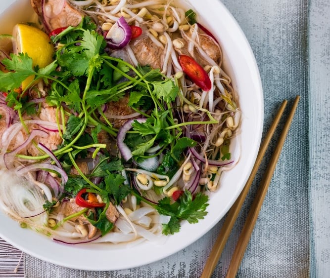 a bowl of noodles with noodle, vegan-meat and vegetables