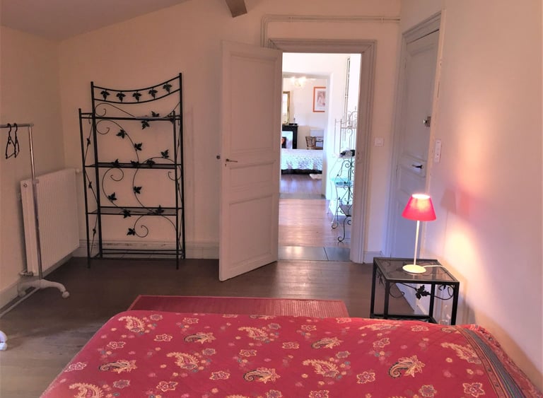Au fond la chambre parentale, entre les deux, la salle d'eau.