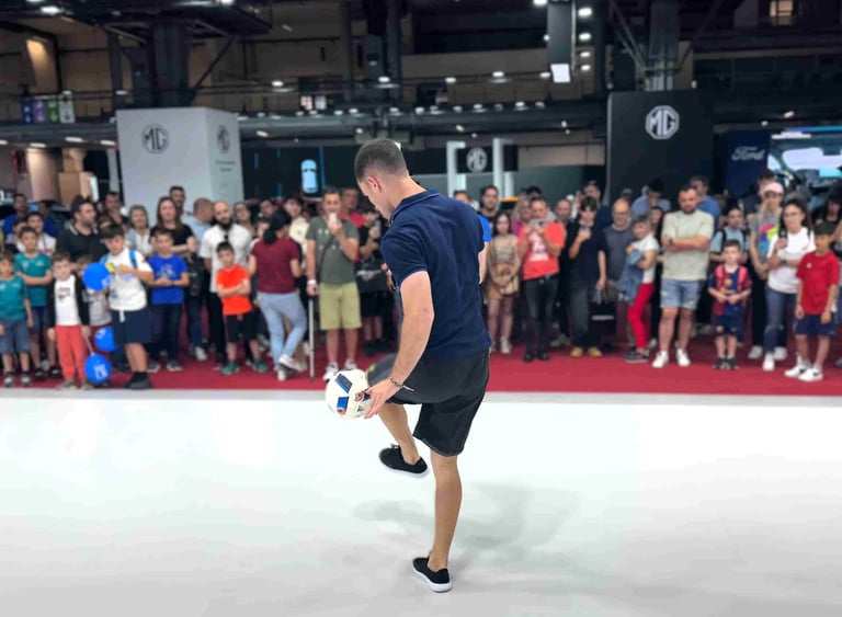 Fútbol Freestyle profesional realizando un espectáculo en una feria de Zaragoza