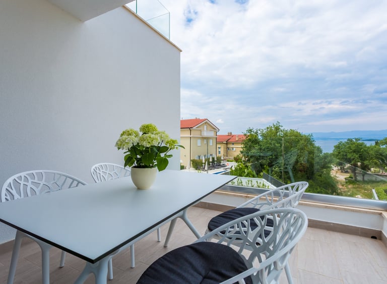Private Terrasse mit Essbereich und Meerblick auf die Adria