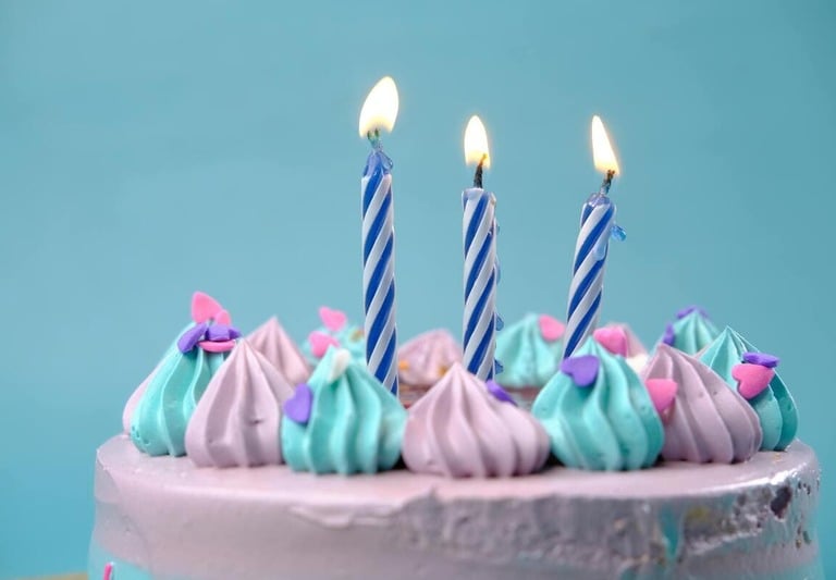 Tortade cumpleaños decorada con crema de colores