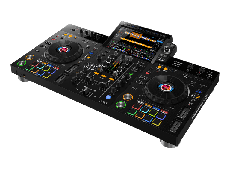 Vista en perspectiva del Pioneer DJ XDJ-RX3 para alquiler de sistema DJ todo en uno