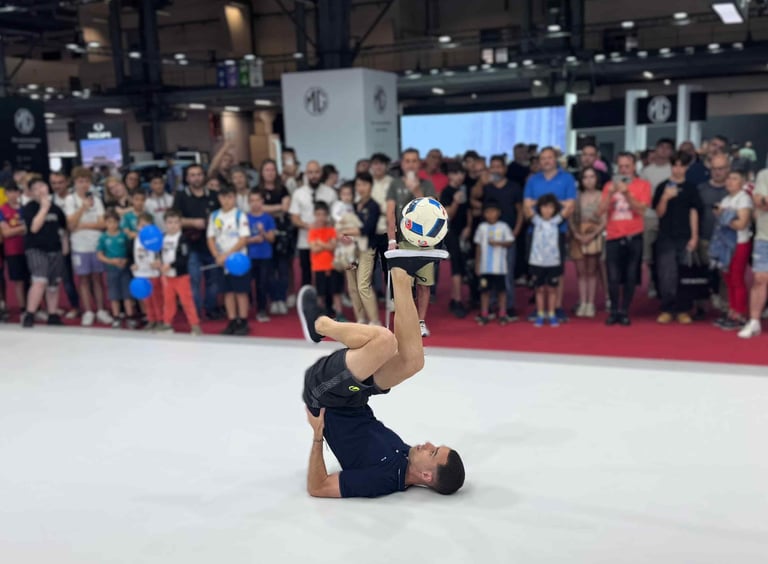 exhibición de freestyle fútbol en un evento en Barcelona