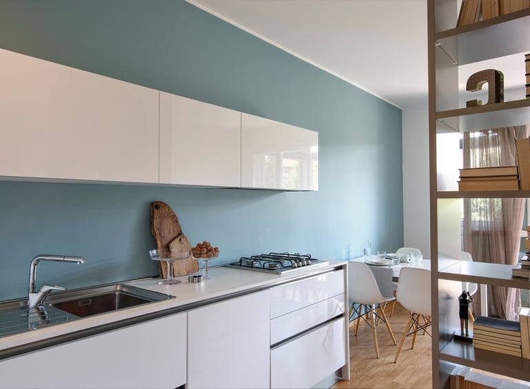 cuisine repeinte en bleue et pose de meubles blancs laqués