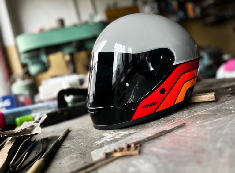 Kask neoklasyczny DMD Rivale w malowaniu Blade na stole w warsztacie motocyklowym