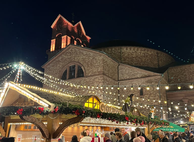 Christmas market in front of the St Stephens Church