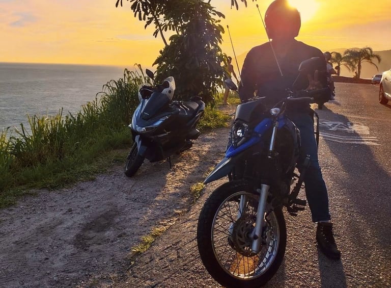motococlista na moto com por do sol no fundo