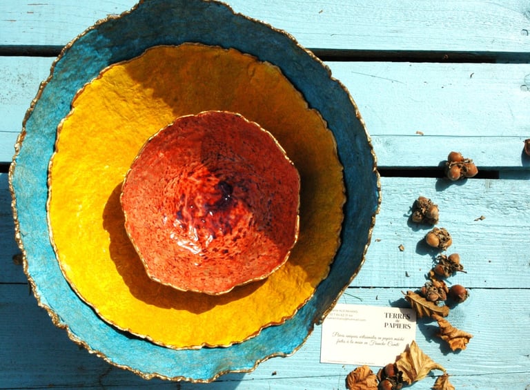 3 coupes superposées en papier mâché recyclé et glacis acrylique : bleu, jaune, coquelicot