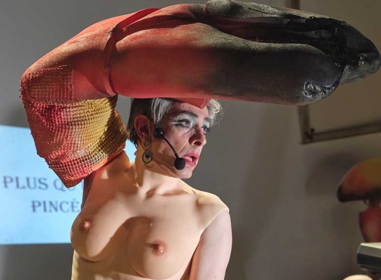 David Noir portant des seins en silicone et une pince de crâbe géante | Opéra Pastille | Photo Bernard Bousquet