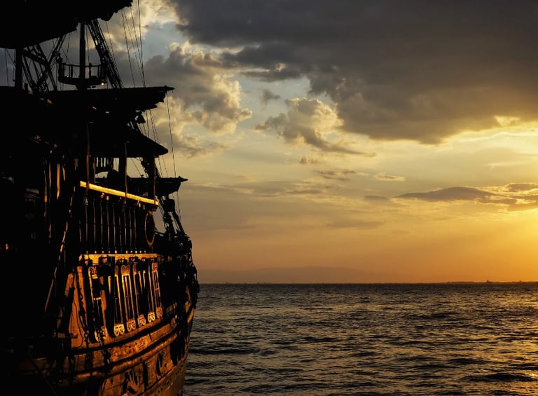 Barco navegando hacia la puesta del sol