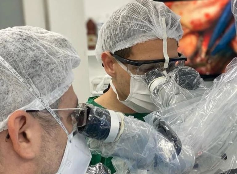 Dr Gilnard operando um tumor cerebral em Fortaleza Ceará