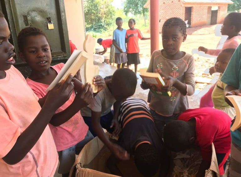 Kinder packen dei angekommenen Pakete aus