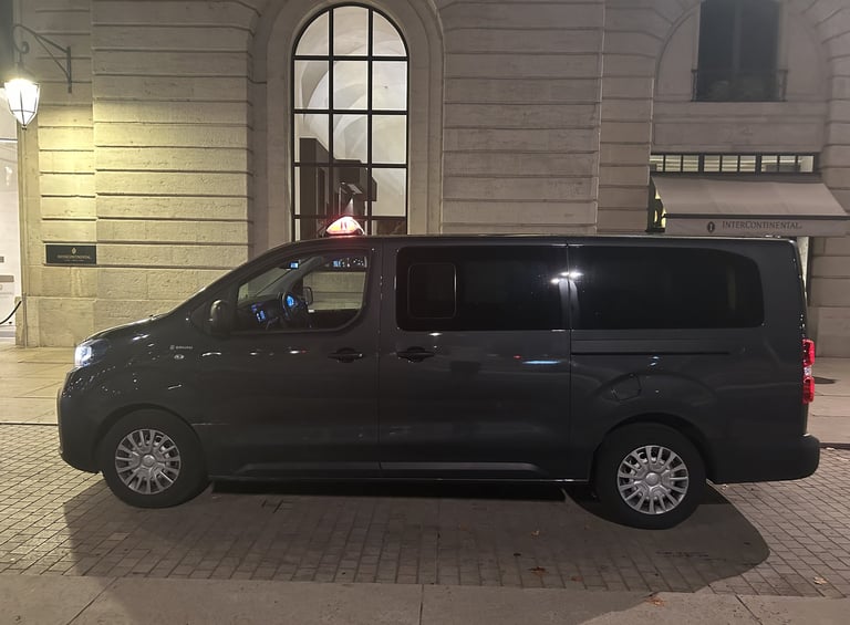 van taxi noir dans le centre de Lyon