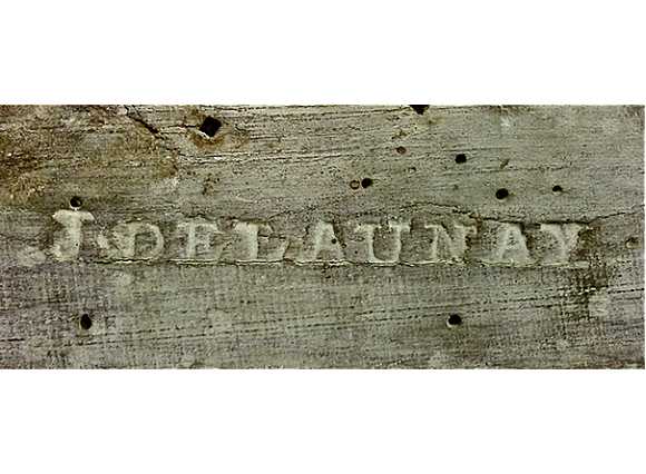 Estampille « J. Delaunay » frappée dans le bois d'un meuble ancien