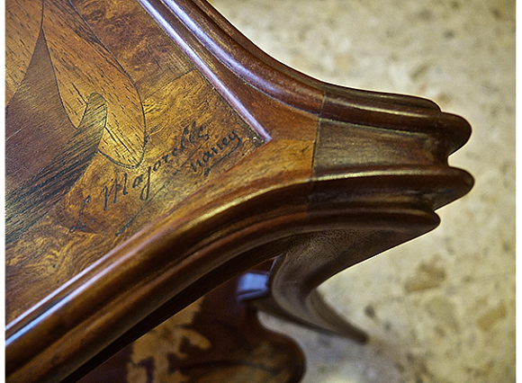 Signature « L. Majorelle, Nancy » dans la marqueterie d'un meuble Art nouveau