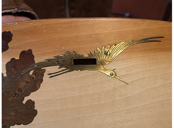 Cigogne en métal doré, détail d'une pièce travaillée à l'atelier l'Am'arante