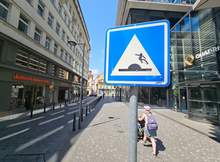 Street art sur panneau de signalisation représentant un skateur sur un dos d'ane à Lisbonne