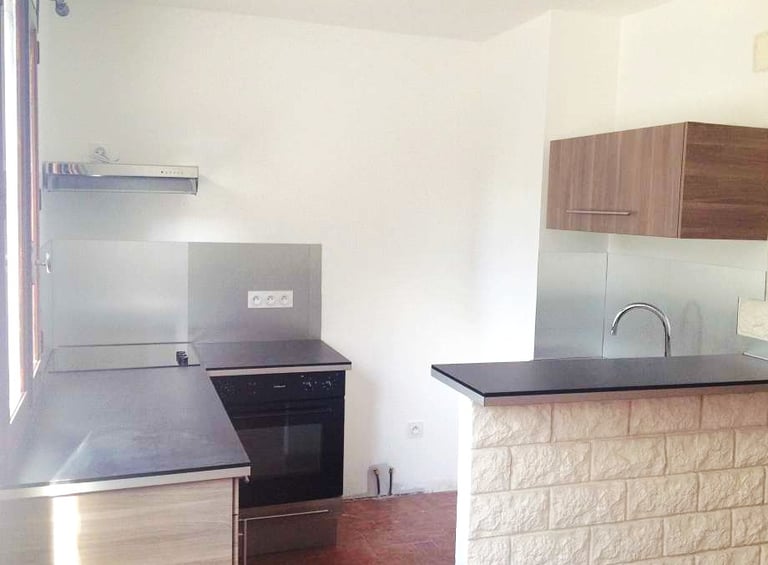 Cuisine ouverte du studio à Castelnau-le-Lez