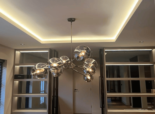 Moderne eetkamer met sfeervolle verlichting en luxe hanglamp, geïnstalleerd door M.W. Elektra Techniek.