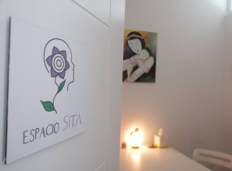 Entrada a una cálida sala de psicoterapia.  Espacio SitaRam Alcobendas, Madrid 