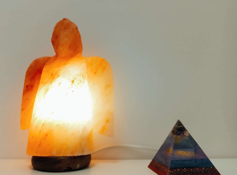 Detalles decorativos en sala, lampara de sal y pirámide con flor de la vida. Espacio SitaRam 