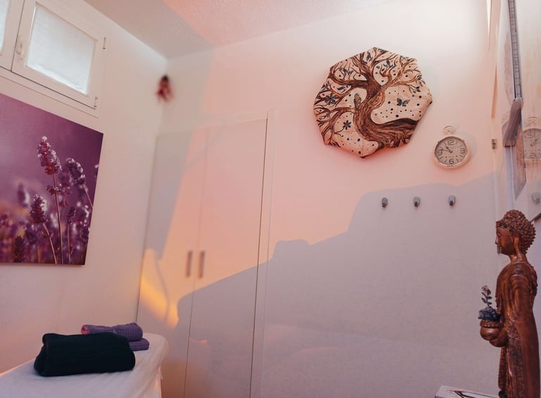 Sala de masajes con imagen de Buda y pandero chamánico con funda decorativa en la pared