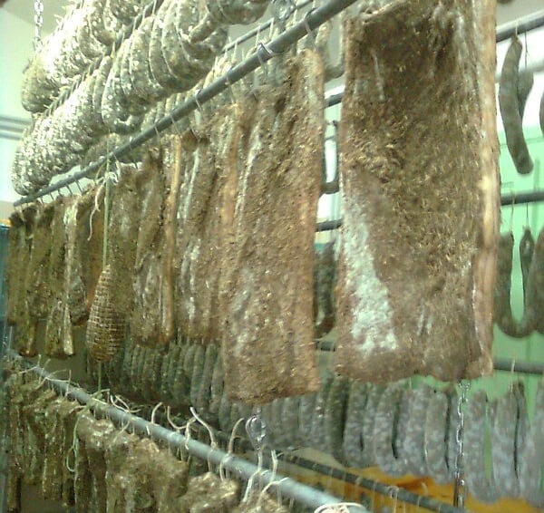 Salsiccia e salumi tipici della cucina contadina sarda