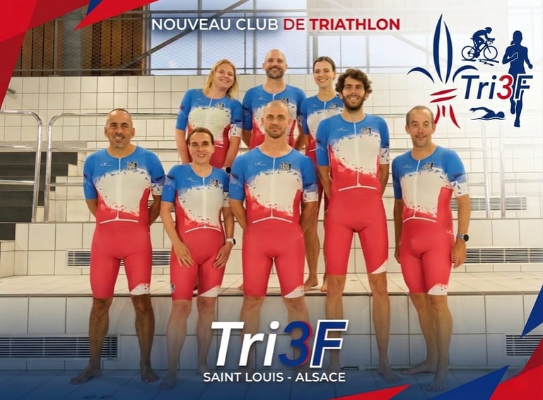 Photo de groupe du club Tri3F avec les combinaisons officielles