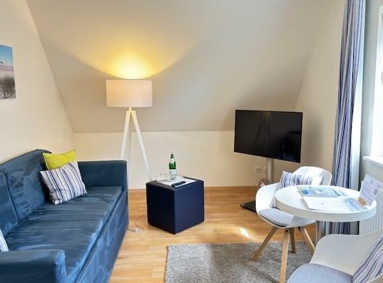 Hotel DunenNest - Kleine Suite, Wohnzimmer, Sofa, Sitzecke mit Tisch