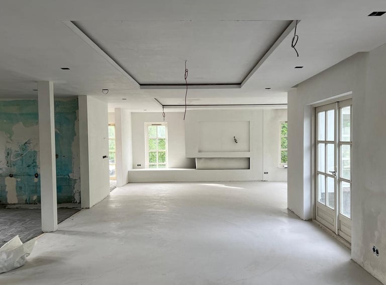 Renovatie van een woonruimte met voorbereidingen voor inbouwverlichting en strak afgewerkt plafond, - MW Elektra Techniek