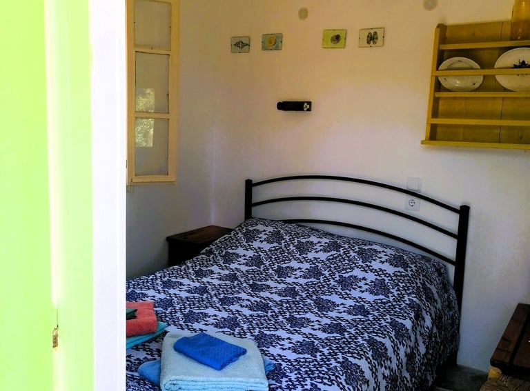 Interieur van het achterhuisje met tweepersoons bed