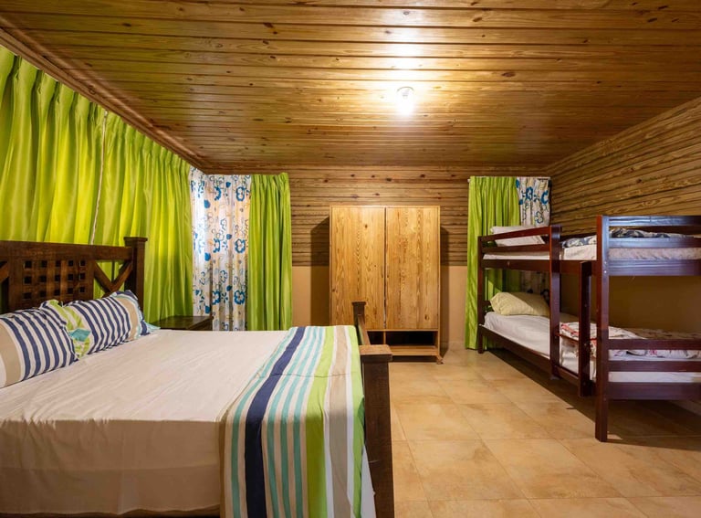 habitacion con 3 camas villa presidencial