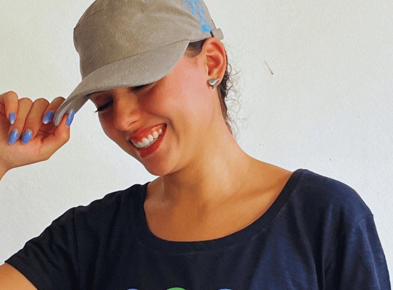 Modelo com boné e camiseta ecólogica da CicloAmbiental do Projeto WCS Pantanal