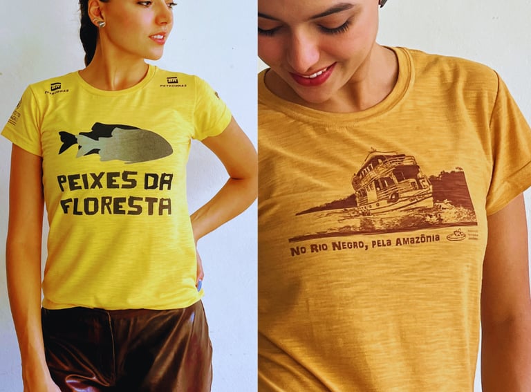 Modelo com camisetas ecológicas personalizadas dos projetos Peixes da Floresta e Pela Amazónia