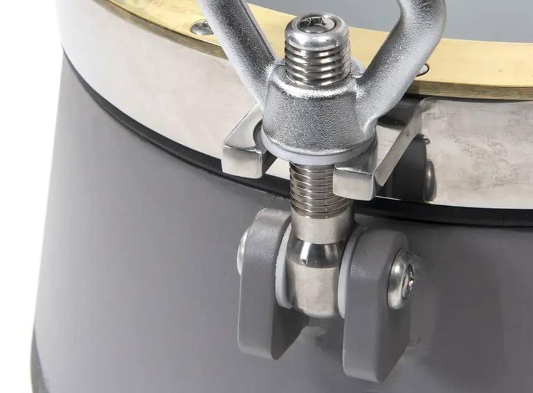 Close-up van de messing vluchter met focus op de afwerking