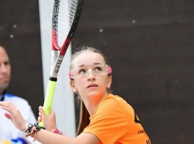 Jugadora del club valenciano de natación compitiendo a frontenis