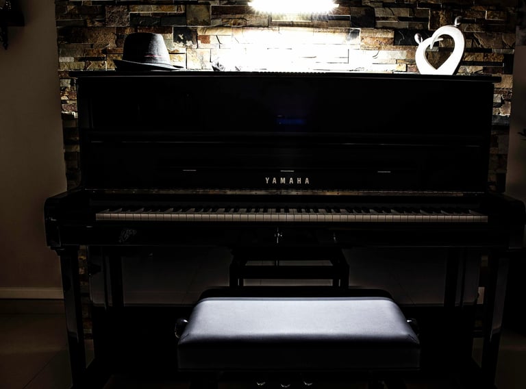 Yamaha P-121 upright piano